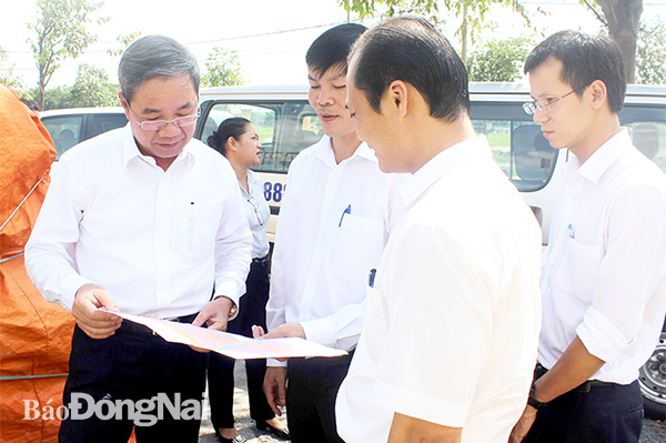 Phó chủ tịch UBND tỉnh Nguyễn Quốc Hùng (bìa trái) kiểm tra đất công trên địa bàn P.Tân Tiến, TP.Biên Hòa