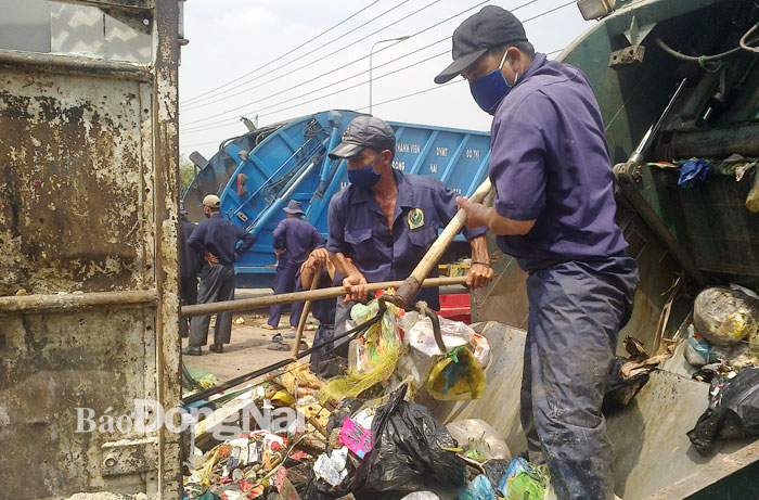 Công nhân môi trường làm việc tại một điểm sang tiếp rác sinh hoạt. Ảnh: L.An