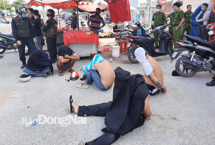 Băng nhóm bảo kê ở chợ tự phát trước cổng Công ty TNHH Changshin (xã Thạnh Phú, H.Vĩnh Cửu) bị lực lượng Công an tỉnh khống chế, bắt giữ 