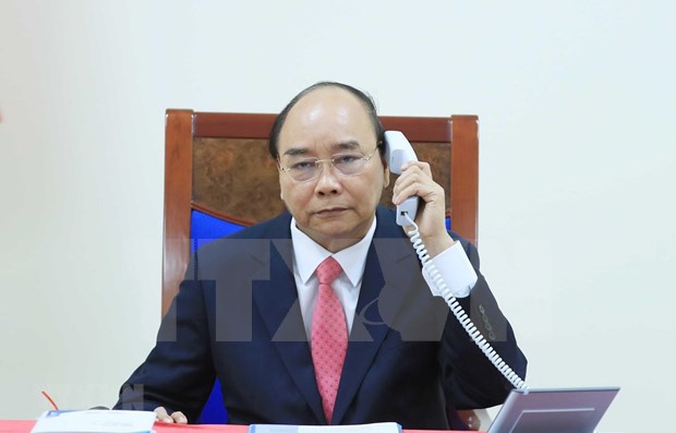 PM Nguyen Xuan Phuc holds phone talk with Singaporean counterpart