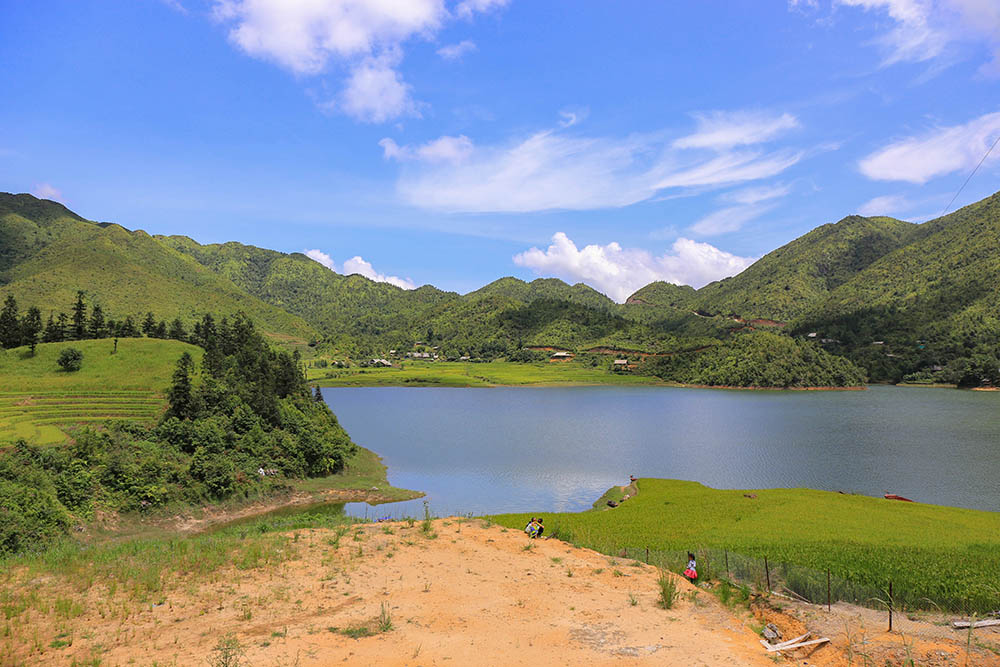 They can also experience other enticing venues around Ta Van - Lao Chai, such as riding a motorbike to Seo My Ty lake and visiting Y Linh Ho and Hau Thao hamlets.