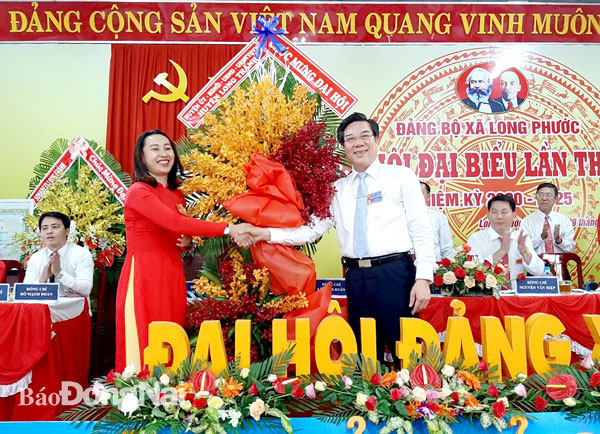 Bí thư Huyện ủy Long Thành Dương Minh Dũng tặng hoa chúc mừng Đại hội Đảng bộ xã Long Phước nhiệm kỳ 2020-2025