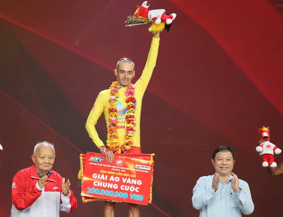 Javier Sarda Perez celebrates his HCM City Television Cycling tournament win. Photo sggp.org.vn