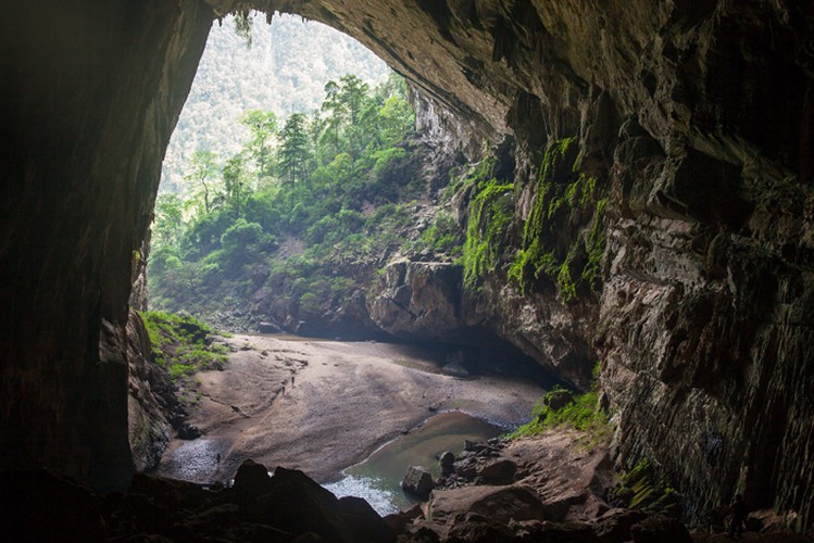 The majestic nature of Hang En captured as sunlight shines on the cave’s entrance