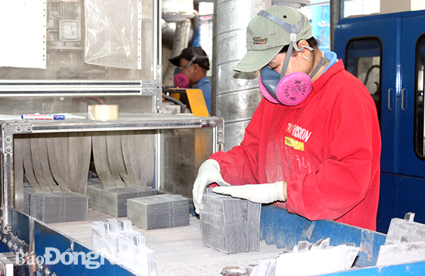 Sản xuất các loại pin, ắc quy xuất khẩu vào ASEAN tại Công ty TNHH Việt Nam Center Power Tech ở Khu công nghiệp Nhơn Trạch 2 (H.Nhơn Trạch). Ảnh: K.Minh