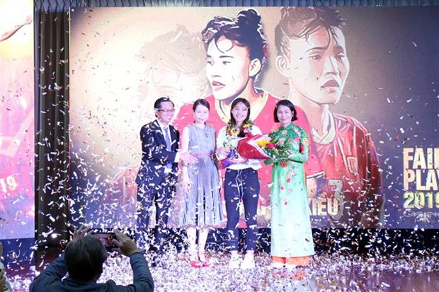 Defender Chuong Thi Kieu (second from left) wins the 2019 Fair Play Award (Photo: VNA)