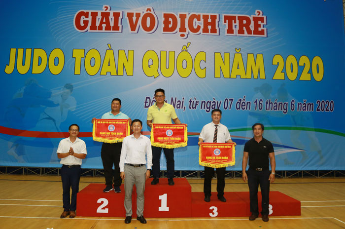 Đoàn Đồng Nai nhận cờ hạng nhì toàn đoàn