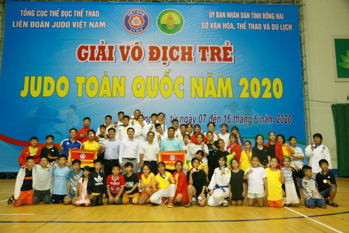 Đoàn VĐV trẻ judo Đồng Nai chụp hình lưu niệm tại giải