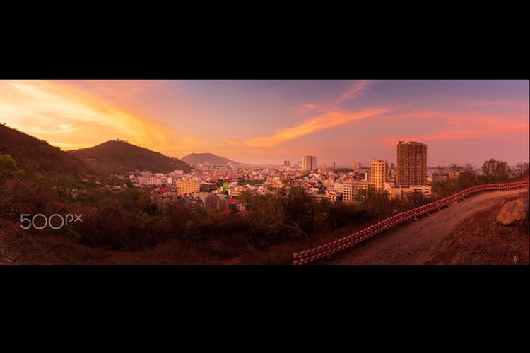 The sunset brings a fresh wave of colours to Vung Tau city. 