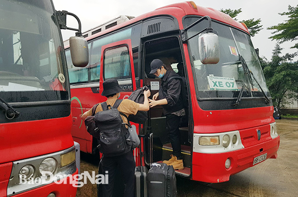 Các bạn du học sinh di chuyển lên xe ô tô để lên Sân bay Tân Sơn Nhất
