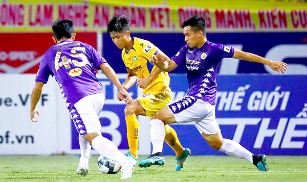 Chiến thắng trước CLB Hà Nội đưa SLNA lên ngôi đầu bảng V.League, còn nhà đương kim vô địch tụt xuống vị trí thứ 7. Ảnh: Minh Chiến