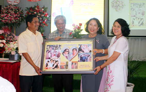 PGS.TS Huỳnh Văn Tới (bìa trái) tặng bức tranh lưu niệm cho tác giả Hồ Quế Hậu, Nguyễn Thị Lệ Hồng