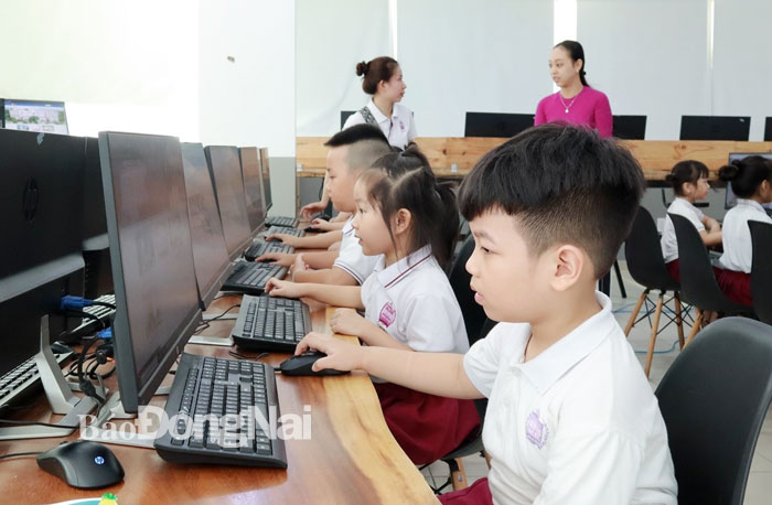 Các bé lớp lá của Trường mầm non song ngữ Á Châu đã bắt đầu làm quen chuẩn bị cho việc bước vào lớp 1