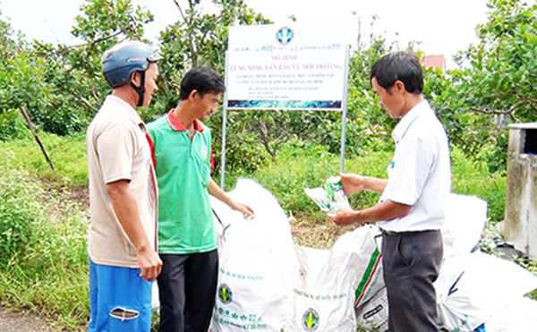 Người dân xã Lâm San, H.Cẩm Mỹ thu gom vỏ bao bì thuốc bảo vệ thực vật nhằm bảo vệ môi trường