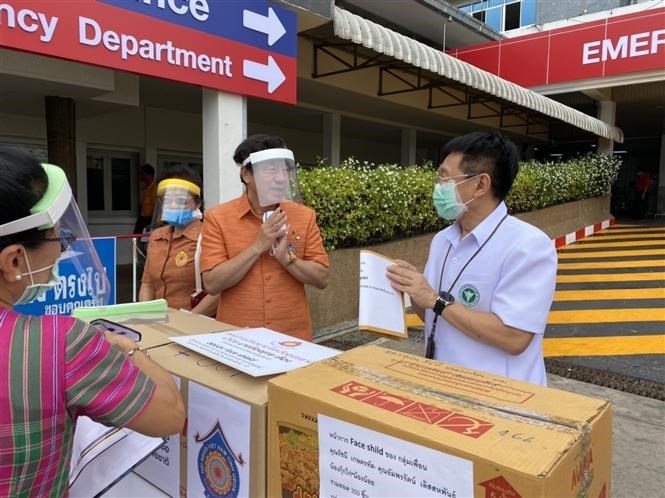 The association of Vietnamese-origin people in Thailand’s Udon Thani province presents masks to Udon Thani provincial hospital to prevent the spread of COVID-19 outbreak, April 7, 2020.