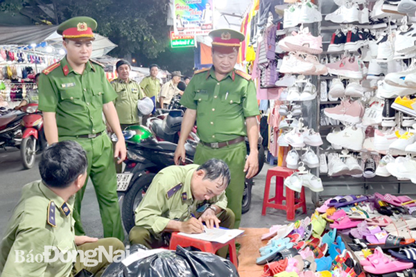 Lực lượng quản lý thị trường Đồng Nai phối hợp với lực lượng chức năng kiểm tra hoạt động kinh doanh hàng hóa tại chợ đêm Biên Hùng vào giữa tháng 6-2020. Ảnh: CTV