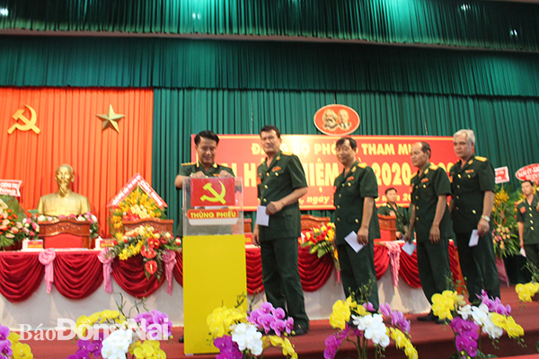 Phó chỉ huy trưởng, Tham mưu trưởng, Thượng tá Nguyễn Tấn Linh và các đại biểu bỏ phiếu bầu cử Ban chấp hành Đảng bộ phòng Tham mưu nhiệm kỳ 2020-2025