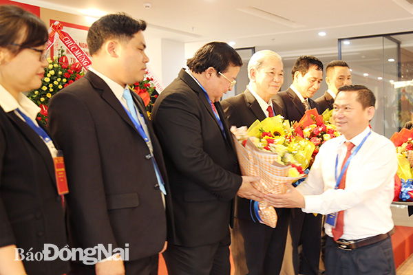 Bí thư Đảng ủy Khối doanh nghiệp tỉnh Lê Tuấn Anh, tặng hoa chúc mừng Ban chấp hành Đảng bộ CT CP Ô tô Trường Hải (nk 2020-2025)