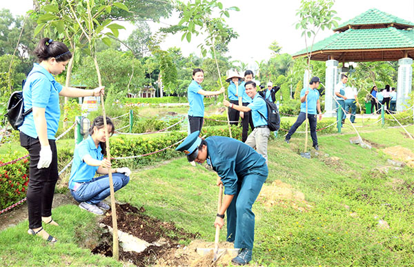 Đoàn viên thanh niên TP.Biên Hòa tham gia hoạt động trồng cây xanh tạo cảnh quan, xanh - sạch - đẹp Ảnh: V.Truyên