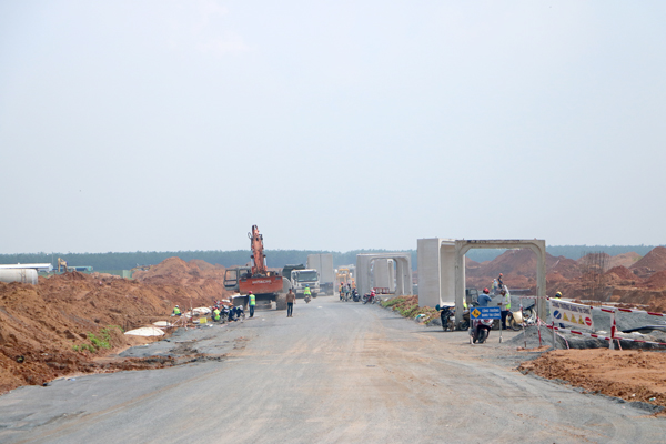 Thi công xây dựng một tuyến đường giao thông tại khu tái định cư Lộc An - Bình Sơn. Ảnh:P. Tùng