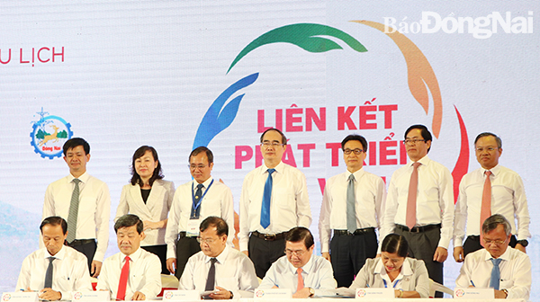 Chủ tịch UBND tỉnh Cao Tiến Dũng ký kết liên kết phát triển du lịch với 6 tỉnh Đông Nam bộ.