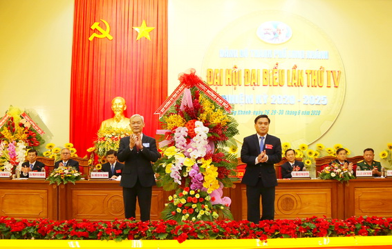Đồng chí Nguyễn Phú Cường, Ủy viên Trung ương Đảng, Bí thư Tỉnh ủy, Chủ tịch HĐND tỉnh tặng lẵng hoa của Ban TVTU chúc mừng đại hội