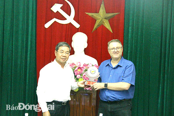Phó chủ tịch UBND tỉnh Nguyễn Quốc Hùng tặng quà lưu niệm cho ông Troels Jakobsen, Tham tán thương mại Đại sứ quán Đan Mạch tại Việt Nam.