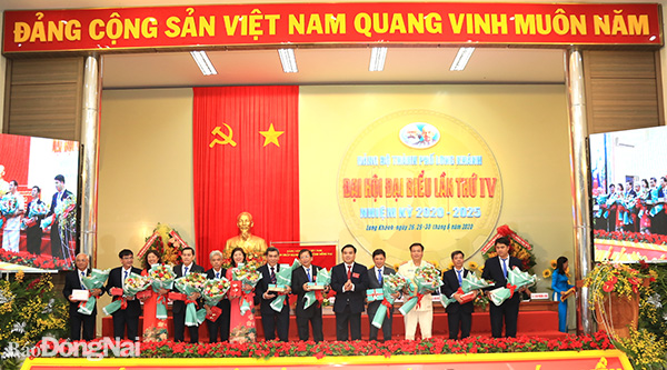 Đồng chí Hồ Văn Nam, Bí thư Thành ủy Long Khánh tặng hoa và quà tri ân các đồng chí hoàn thành nhiệm vụ và thôi không tham gia ban chấp hành khóa mới