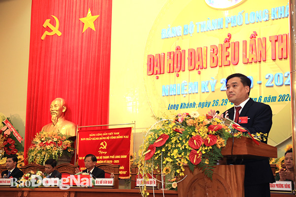 Đồng chí Hồ Văn Nam, Bí thư Thành ủy Long Khánh phát biểu bế mạc đại hội