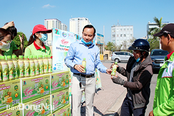 Ông Đặng Trần Hoàng Thụy, Giám đốc Công ty TNHH Sản xuất thương mại Thiên Triều An giới thiệu sản phẩm mới nước uống mật ong chanh sả gừng thương hiệu Ever đến người tiêu dùng. Ảnh:V. Gia