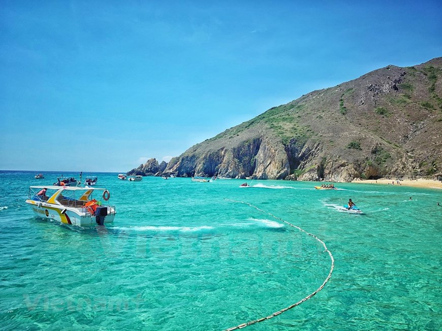 Blue and white sand beach on Ky Co is an ideal destination for a short summer vacation (Photo: Xuan Mai/Vietnam+)