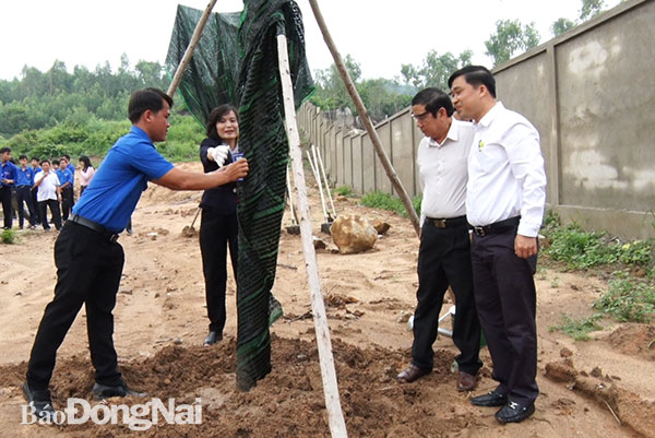 Các đại biểu trồng cây tại Đền thờ liệt sĩ huyện Xuân Lộc