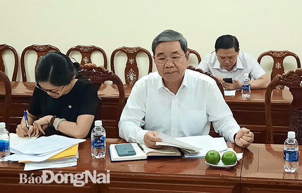 Phó chủ tịch UBND tỉnh Nguyễn Quốc Hùng trao đổi tại cuộc họp