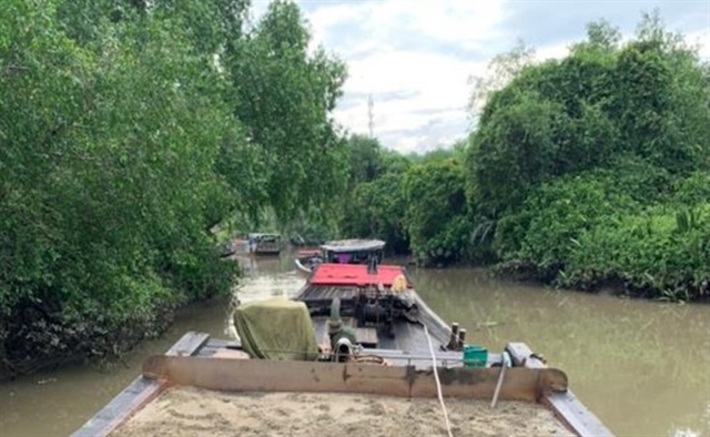 Police chase illegal sand miners on Dong Nai River