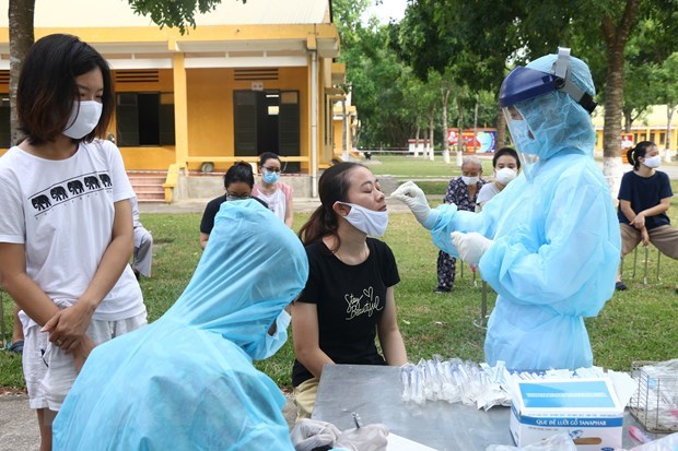 Health workers take samples for COVID-19 testing at a quarantine centre (Photo: VNA)