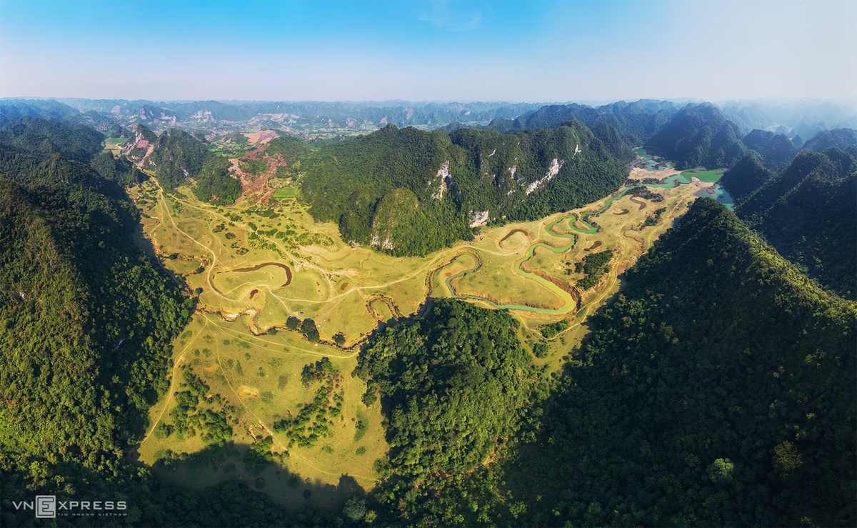 A panoramic view of the Dong Lam Meadow, an ecological area of around 100 hectares in the north of Huu Lien Commune. The place has woken up to its own beauty and offers attractive ecotourism options in villages like Lang Ben, Lang Coc and La Ba.  Located about 25 km to the north of Huu Lung District in Lang Son Province, which borders China, and 150 km from Hanoi, Huu Lien has a total area of over 6,000 hectares and a population of more than 3,000 people, including the Tay, Nung, Yao and H'mong ethnic minority communities.  The commune captivates with its spectacular limestone hills, undulating vast grasslands, moss-covered waterfalls and emerald lakes.