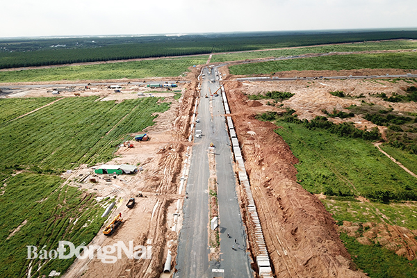 Một tuyến đường giao thông nội bộ trong khu tái định cư Lộc An- Bình Sơn đã được rải đá và đang thi công hệ thống thoát nước hai bên đường.
