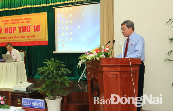 Phó chủ tịch UBND tỉnh Nguyễn Quốc Hùng báo cáo tại kỳ họp 