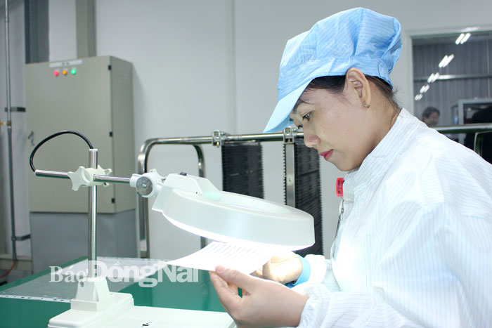 Sản xuất bóng đèn Led tại Công ty TNHH Sowell Việt Nam (H.Nhơn Trạch). Ảnh: B.MAI