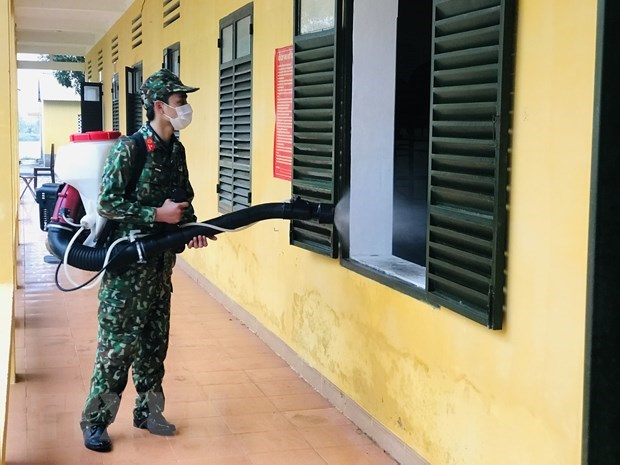 A soldier is spraying chemical to disinfect thoroughly the environment and related areas in order to contain the spread of COVID-19 (Photo: VNA)