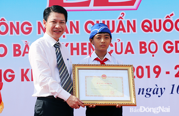 Ông Nguyễn Xuân An Việt, Phó vụ trưởng Vụ Giáo dục chính trị và Công tác HSSV (Bộ GD-ĐT) trao Bằng khen cho em Phạm Trọng Đạt