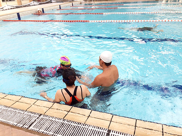 Cho trẻ học bơi để hạn chế tai nạn đuối nước ngày càng được nhiều bậc cha mẹ quan tâm.  Trong ảnh: Trẻ học bơi ở CLB Sông Phố (TP.Biên Hòa). Ảnh: Phương Liễu
