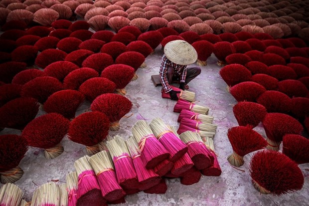 Making Incense, a photo by Nguyen Khanh, published in National Geographic Magazine in 2017 and Spectacle in 2018. - Illustrative image (Photo courtesy of the artist)