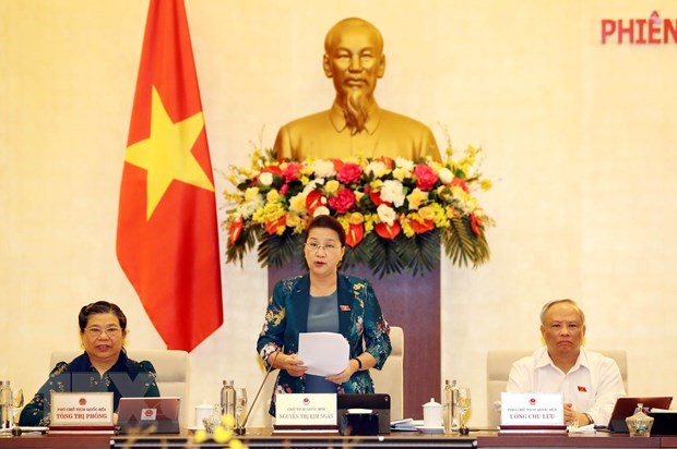 NA Chairwoman Nguyen Thi Kim Ngan (C) speaks at the meeting.