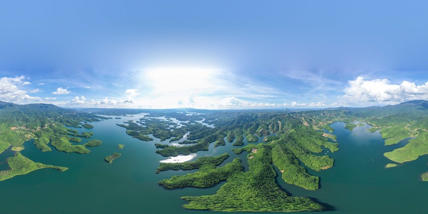 Ta Dung lake in Dak Som commune, Dak G’Long district, Dak Nong province, is dubbed as ‘Ha Long Bay of the Highlands’