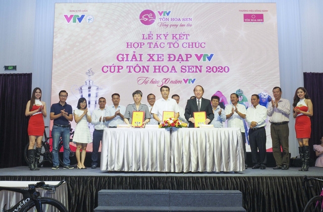 Lễ công bố và kí kết hợp tác tổ chức Giải xe đạp VTV Cúp Tôn Hoa Sen 2020 diễn ra trong không khí trang trọng