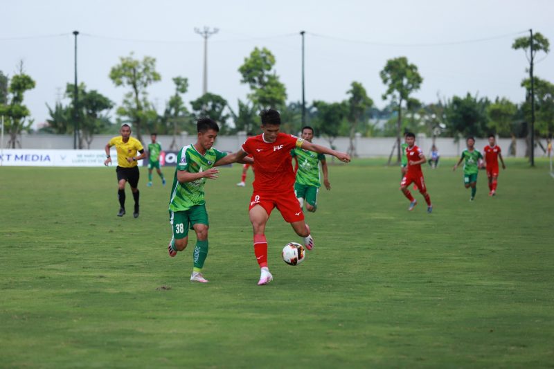 Phù Đổng (áo xanh) đánh bại chủ nhà PVF với tỷ số 1-0 (Ảnh: VFF)