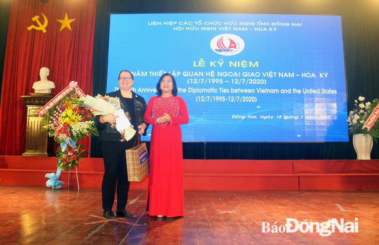 Phó chủ tịch UBND tỉnh Nguyễn Hòa Hiệp tặng hoa cho Tổng lãnh sự Hoa Kỳ tại TP.Hồ Chí Minh bà Marie C. Damour