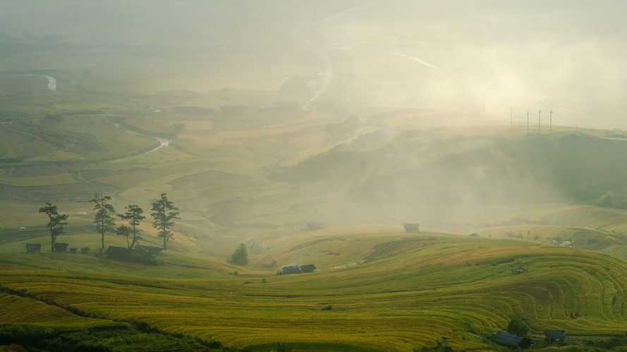 Mist begins to cover the mountainous area early in the morning.
