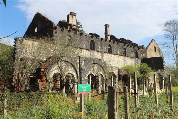 Located in Ta Phin village, about 12 kilometers away from Sa Pa town, Ta Phin monastery is easily recognised thanks to its ancient French architecture (Photo: suckhoedoisong.vn)